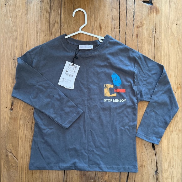 Zara. BNWT. Size 7 (boys). "Stop & Enjoy" dark grey long sleeved shirt - Picture 2 of 6